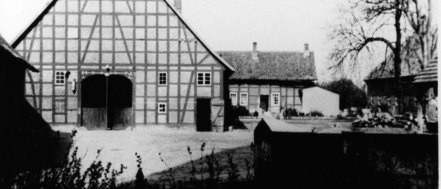 Lahder Meyerhöfe Schwarzweiß-Fotografie eines historischen Fachwerkhofes mit großem Scheunentor und Nebengebäuden.