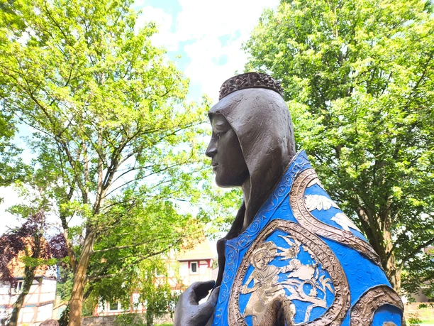 Kaufungen_Statue_Kunigunde_3