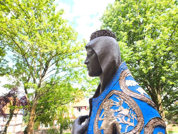 Kaufungen_Statue_Kunigunde_3