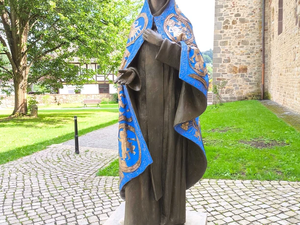 Kaufungen_Statue_Kunigunde_7