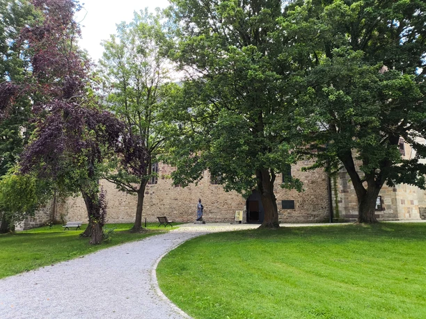 Kaufungen_Statue_Kunigunde_6