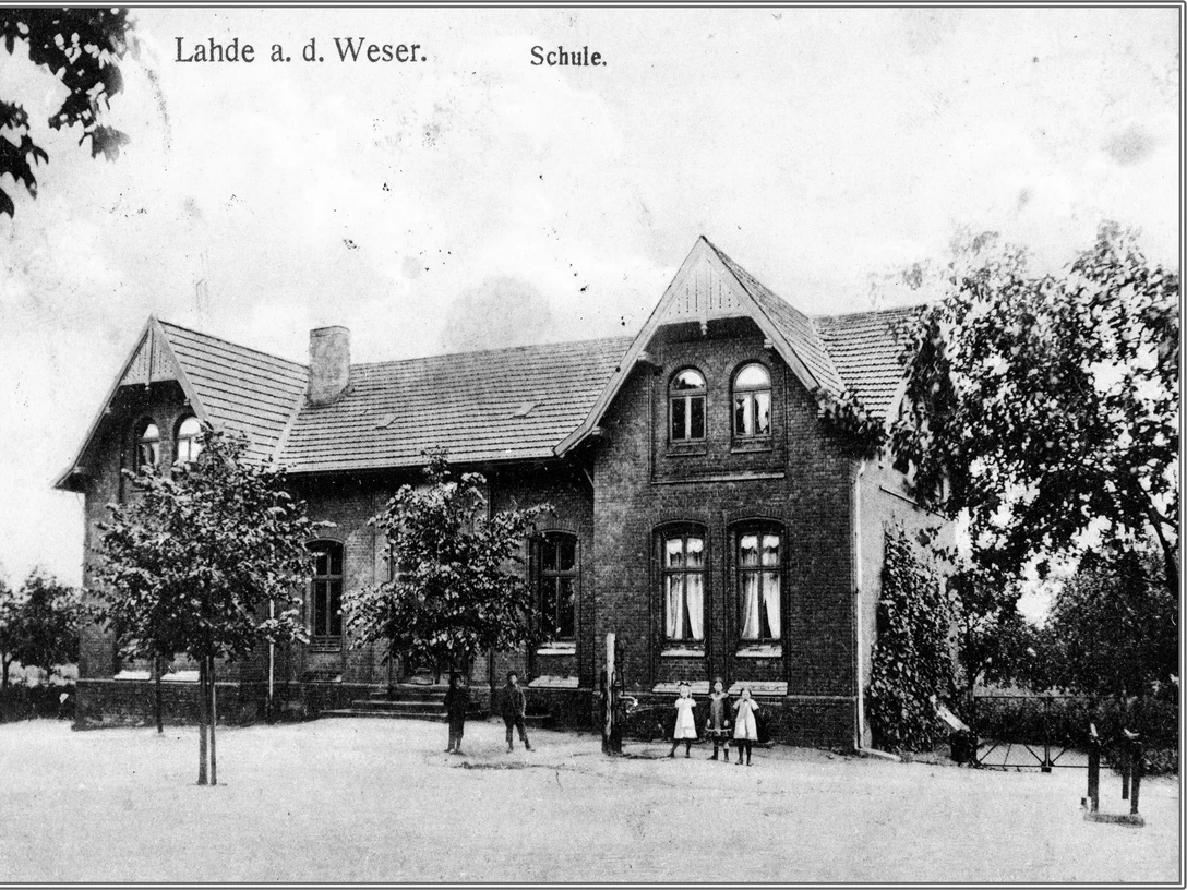 Alte Volksschule Historisches Backsteingebäude einer früheren Volksschule mit mehreren Fenstern und einem Schieferdach.