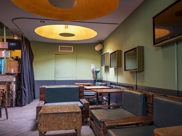 artheater Der geschmackvoll eingerichtete Raum des Artheaters präsentiert sich mit gedämpftem Licht und modernem Interieur, das durch warme Farbtöne dominiert wird.
