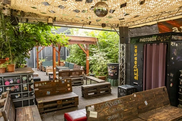 artheater Gemütlicher Außenbereich des alternativen Clubs artheater in Köln mit Sitzgelegenheiten aus Holzpaletten.