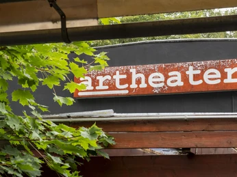artheater Das Artheater in Köln, gekennzeichnet durch ein auffälliges rotes Schild auf schwarzem Grund.The Artheater in Cologne, marked by a striking red sign on a black background.
