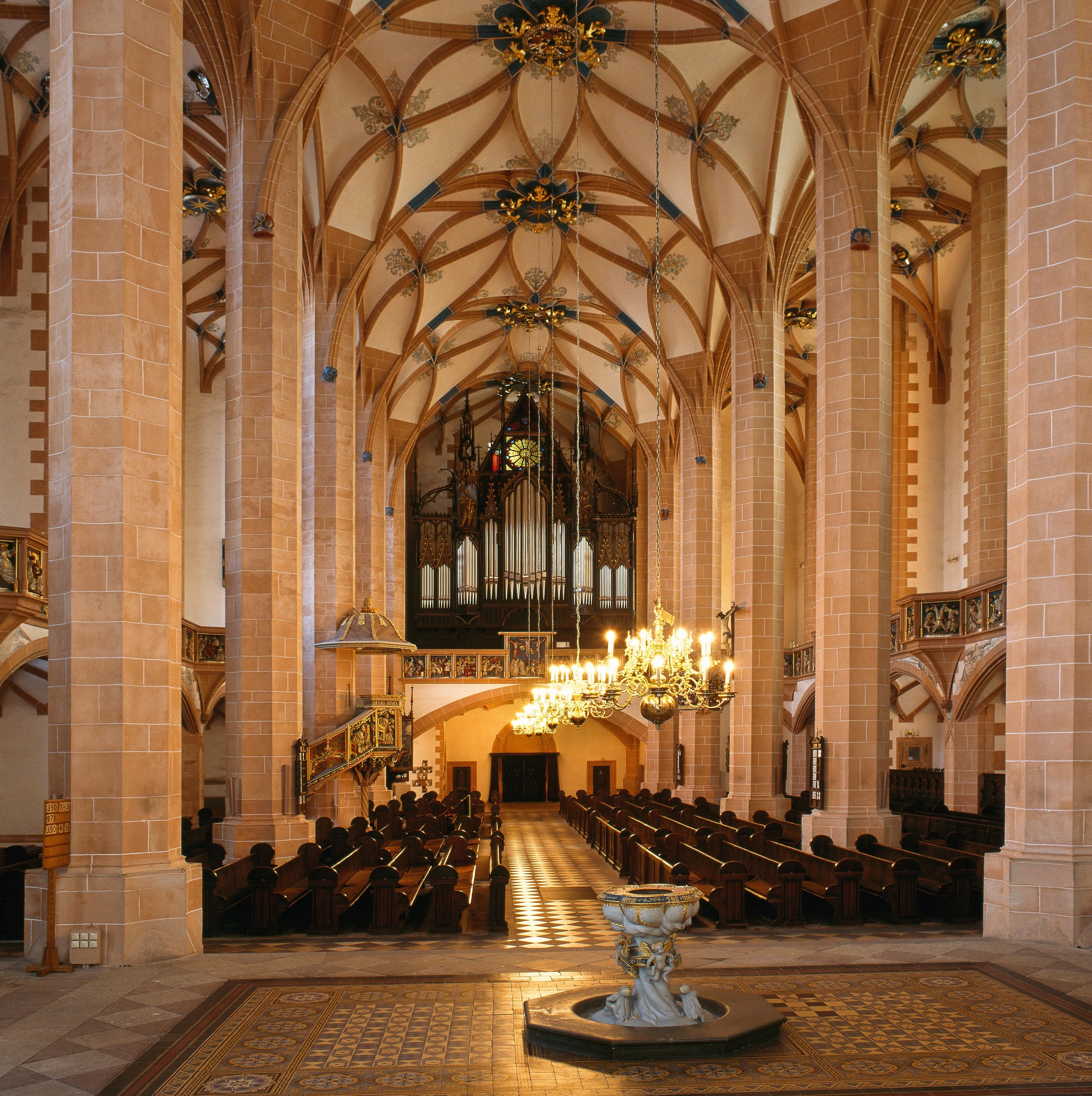 Annaberg-Buchholz_St. Annenkirche Innen_Dieter Knoblauch.JPG