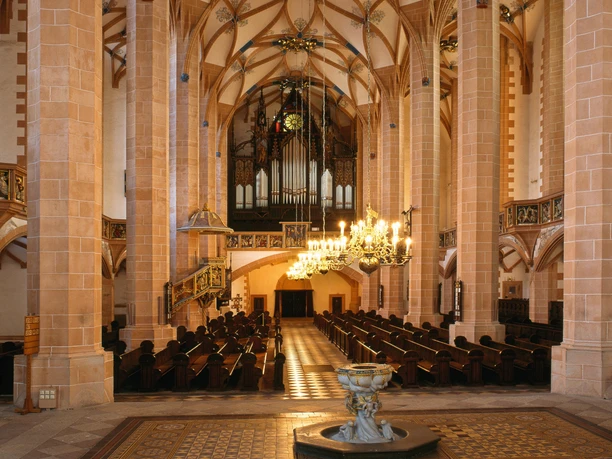 Annaberg-Buchholz_St. Annenkirche Innen_Dieter Knoblauch.JPG Innenansicht der St. Annenkirche in Annaberg-Buchholz mit prächtiger Orgel und Kronleuchtern.