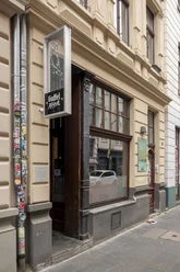Rosebud Einige Hauswände und ein Fenster eines Pubs in Köln mit einem Gaffel Kölsch-Schild.