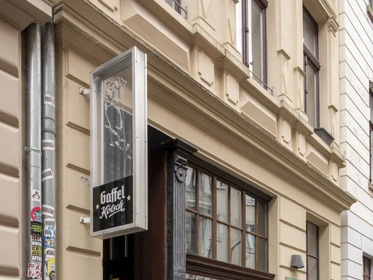 Rosebud Einige Hauswände und ein Fenster eines Pubs in Köln mit einem Gaffel Kölsch-Schild.Some house walls and a window of a pub in Cologne with a Gaffel Kölsch sign.