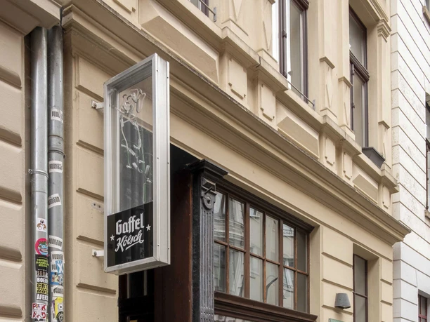 Rosebud Einige Hauswände und ein Fenster eines Pubs in Köln mit einem Gaffel Kölsch-Schild.