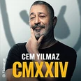 Cem Yilmaz posiert lächelnd mit nachdenklicher Geste auf einem Promotionsbild für seine Show CMXXIV.