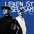 Zwei Personen in sportlicher Kleidung vor blauem Hintergrund, Schriftzug "Leben ist seltsam".