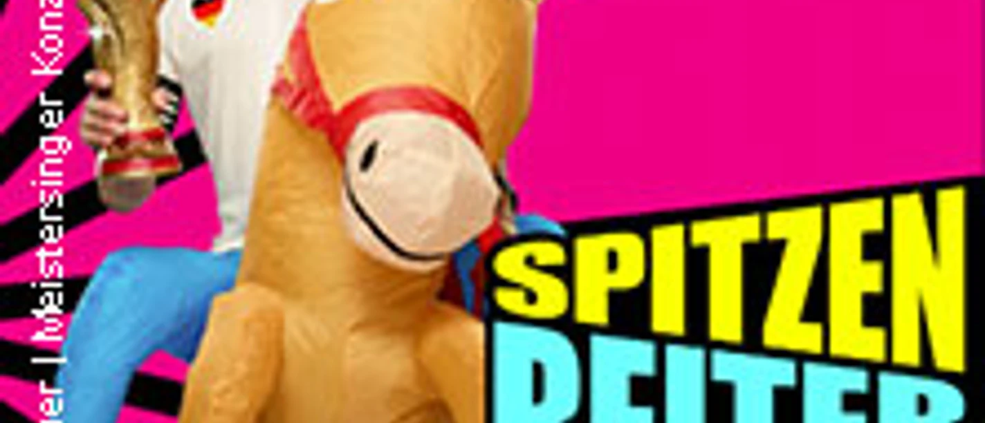 Ein Mann in einem Cowboykostüm reitet auf einem aufblasbaren Pferd vor einem pinkfarbenen Hintergrund.