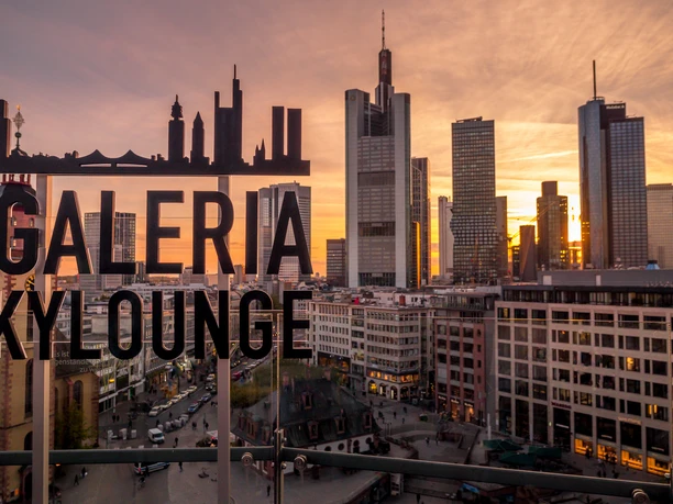GALERIA Restaurant Skyline von Frankfurt mit #GaleriaSkylounge bei Sonnenuntergang