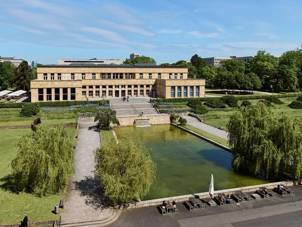 Campus Westend der Goethe-Universität Großes Universitätsgebäude mit Parkanlage und Teich.