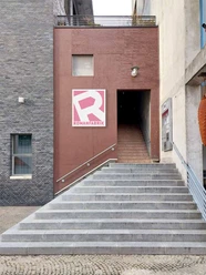 ROMANFABRIK - Eingang Eingang zur Romanfabrik über eine Treppe