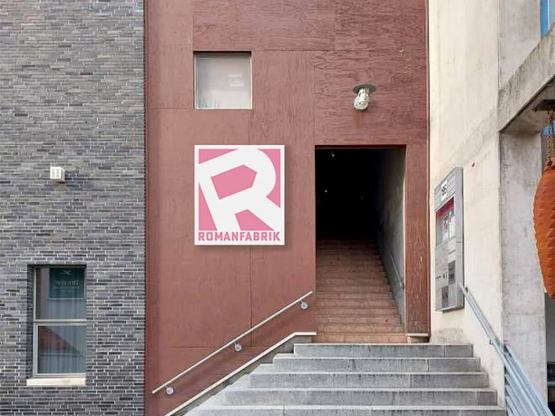 ROMANFABRIK Eingang Eingang zur Romanfabrik über eine Treppe.