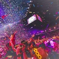 Lachende Kölnarena Inmitten eines glitzernden Konfettiregens und leuchtender Lichter feiert eine große Menschenmenge ausgelassen in der LANXESS arena. Bunte Blütenkränze und fröhliche Gesichter vor einer strahlenden Bühne zeugen von festlicher Stimmung und einem unvergesslichen Ereignis.Amidst a glittering shower of confetti and glowing lights, a large crowd celebrates exuberantly in the LANXESS arena. Colorful wreaths of flowers and cheerful faces in front of a radiant stage testify to a festive atmosphere and an unforgettable event.