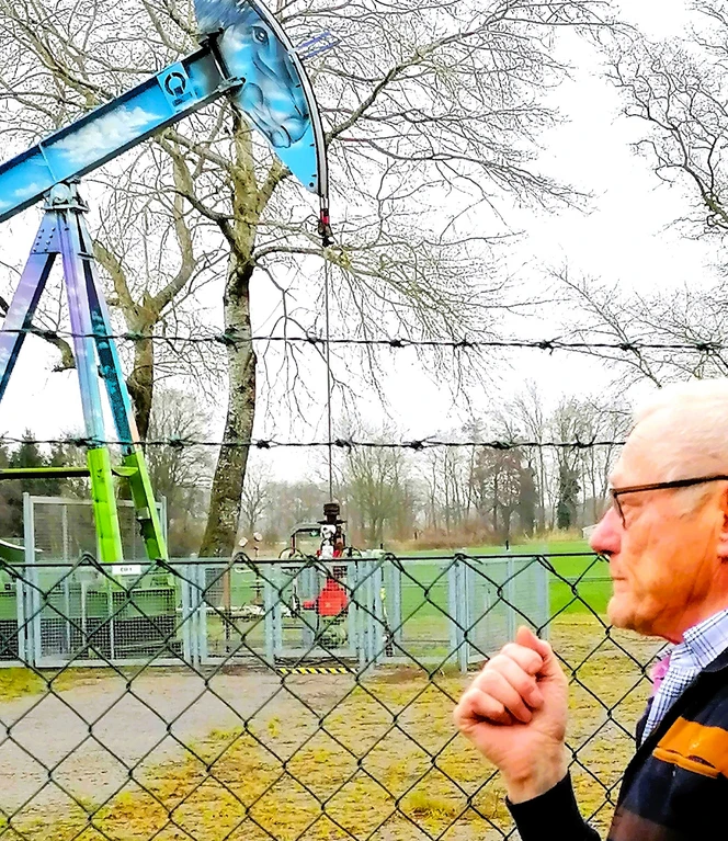 Hans Bollmer (75) bei der seit 1944 bis heute fördernden Bohrung Em1 (Emlichheim)