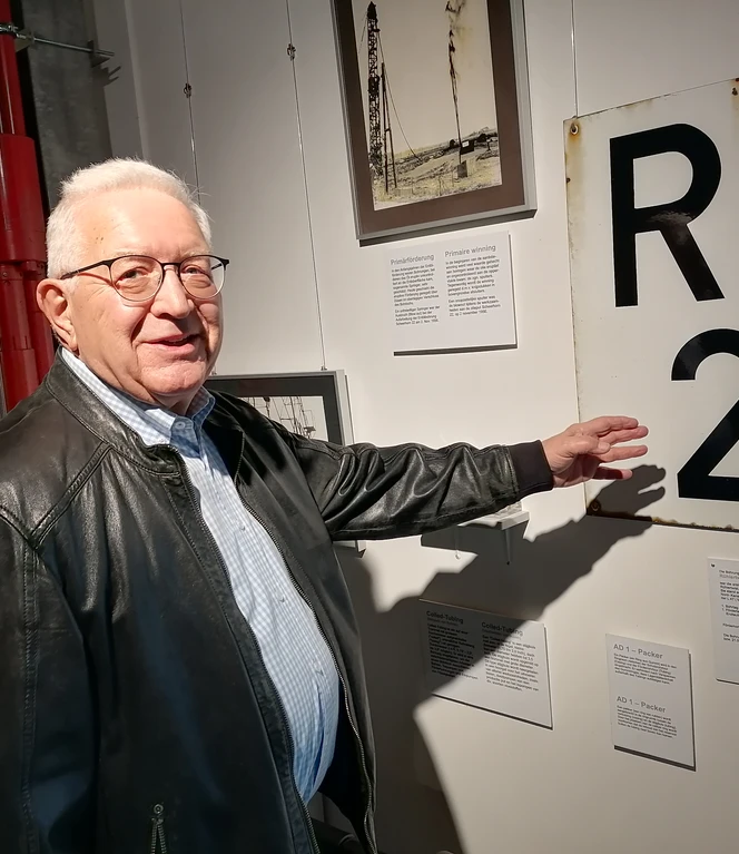 Rudi Gaidosch erinnert im Erdgas-Erdöl-Museum an Rt2, die erste fündige Bohrung in Rühlertwist (Mai 1949)