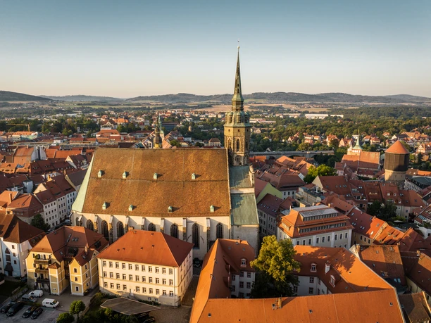 Bautzen_DomSt.Petri_PhilippHerfortPhotography--2.jpg Luftaufnahme des Doms St. Petri in Bautzen bei Sonnenuntergang, umgeben von Altstadthäusern.
