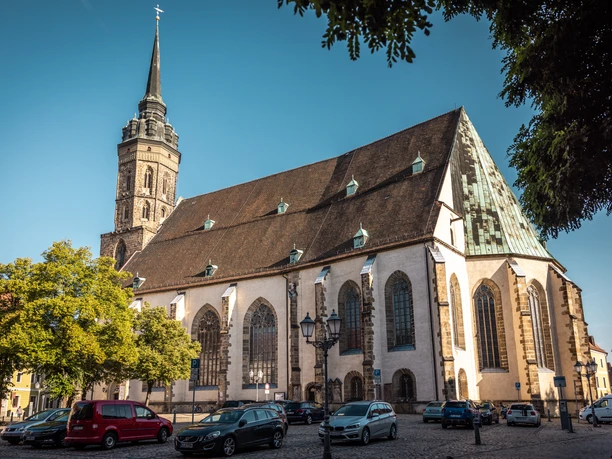 Bautzen_DomSt.Petri_PhilippHerfortPhotography-5639.jpg Der Dom St. Petri in Bautzen, gotische Architektur mit markantem Kirchturm bei klarem Himmel.