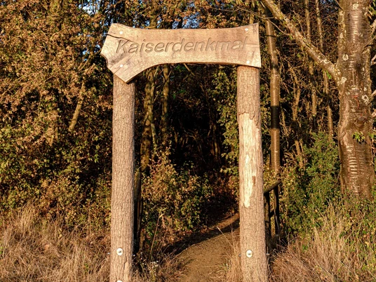 Kaiser-Wilhelm-Denkmal Holzrahmen.jpg