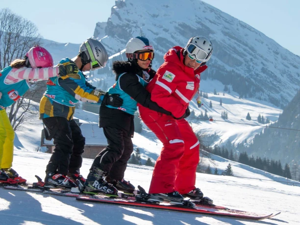 skischule-diemtigtal-skilehrer-kinder.jpg