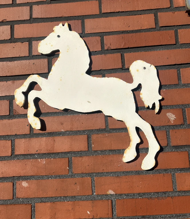 DAs Pferd, welches die Hauswand schmückt, hing einst an der Hauswand von Idas Elternhaus..