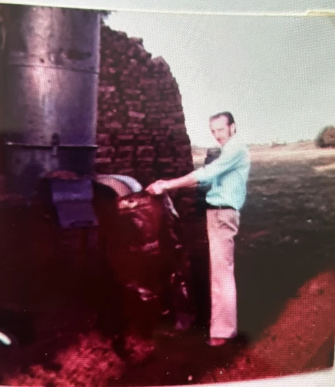 Mit der Muckselmaschine wird Torf zerkleinert, sodass er danach abgefüllt werden kann..