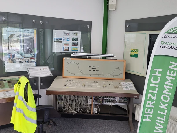 Transrapid-Versuchsanlage Emsland, Lathen - Innenansicht Besucherzentrum ©Emsland Tourismus GmbH (2).jpg Innenraum des Besucherzentrums mit historischem Transrapid-Bedienpult, Infotafeln und Willkommensbanner