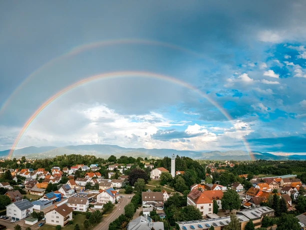 Blick auf Fautenbach, mit Regenbogen im Hintergrund