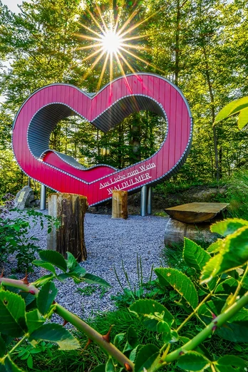 Die Herzliege umgeben von Wald und Reben