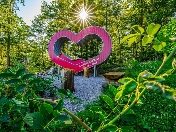 Die Herzliege umgeben von Wald und Reben