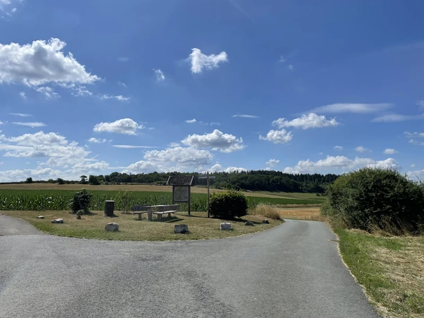 Rastplatz und Informationstafel auf dem Estenberg Rundweg 3