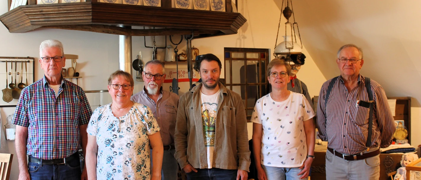 Gruppenbild Heimatverein Langen ©Emsland Tourismus GmbH.JPG Sechs Mitglieder des Heimatvereins Langen stehen in einer Ausstellung mit historischen Alltagsgegenständen.