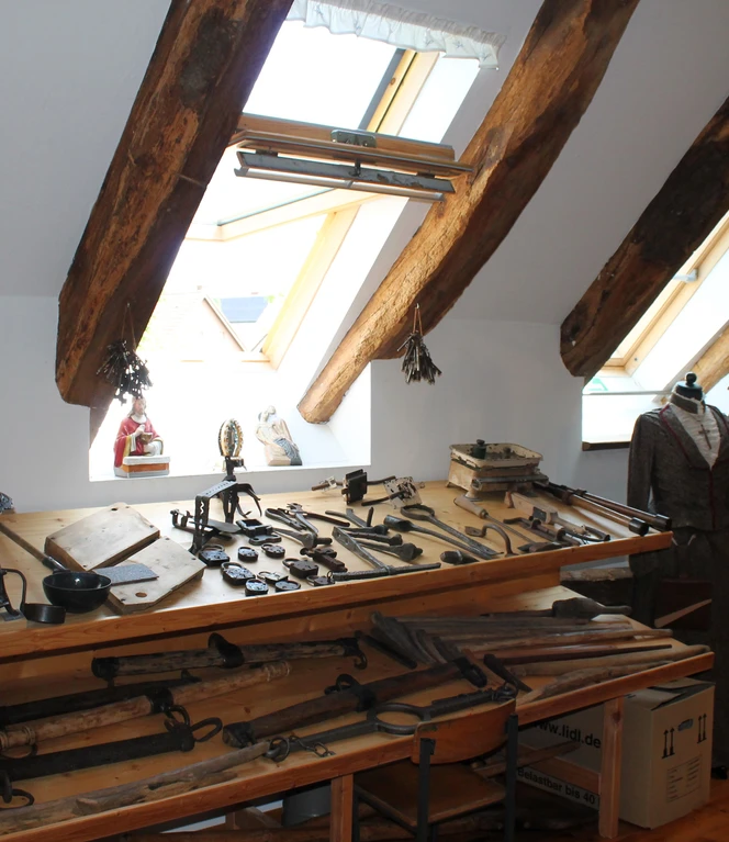 Heimatmuseum Langen – Dauerausstellung Heuerlingswesen ©Emsland Tourismus GmbH .JPG Ausstellungsraum mit alten Werkzeugen, Haushaltsgeräten und Kleidung im Heimatmuseum Langen