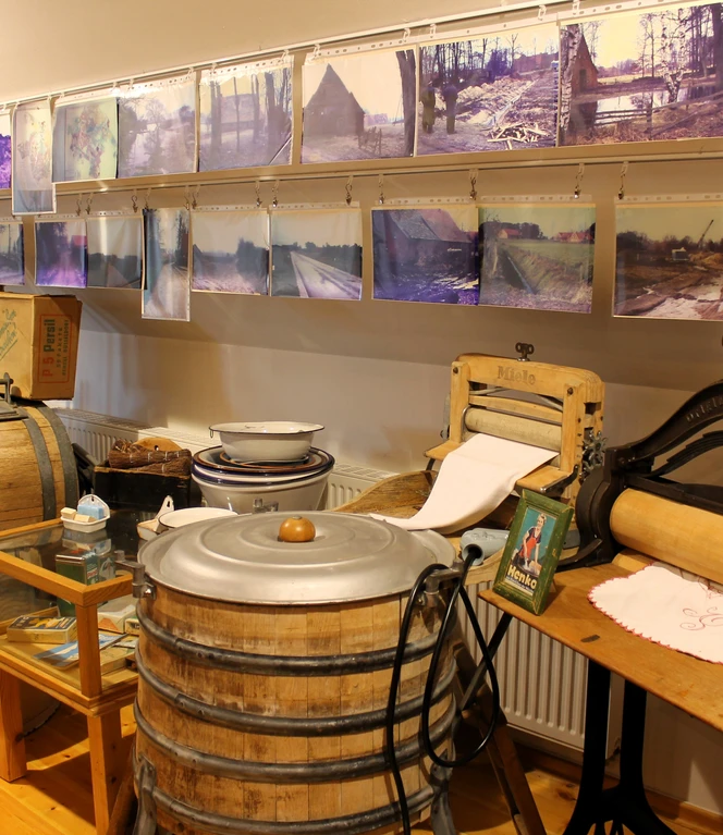 Heimatmuseum Langen – Fotoausstellung Flurbereinigung ©Emsland Tourismus GmbH .JPG Historische Waschmaschinen und Bügelrollen mit alten Fotos im Ausstellungsraum des Heimatmuseums.