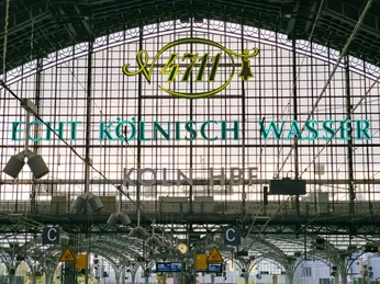 Köln Hauptbahnhof Das Bild zeigt die Glashalle des Kölner Hauptbahnhofs mit dem markanten "4711 Echt Kölnisch Wasser"-Schriftzug. Im Hintergrund sind architektonische Details der Bahnhofskonstruktion sichtbar.The picture shows the glass hall of Cologne Central Station with the striking "4711 Echt Kölnisch Wasser" lettering. Architectural details of the station construction are visible in the background.