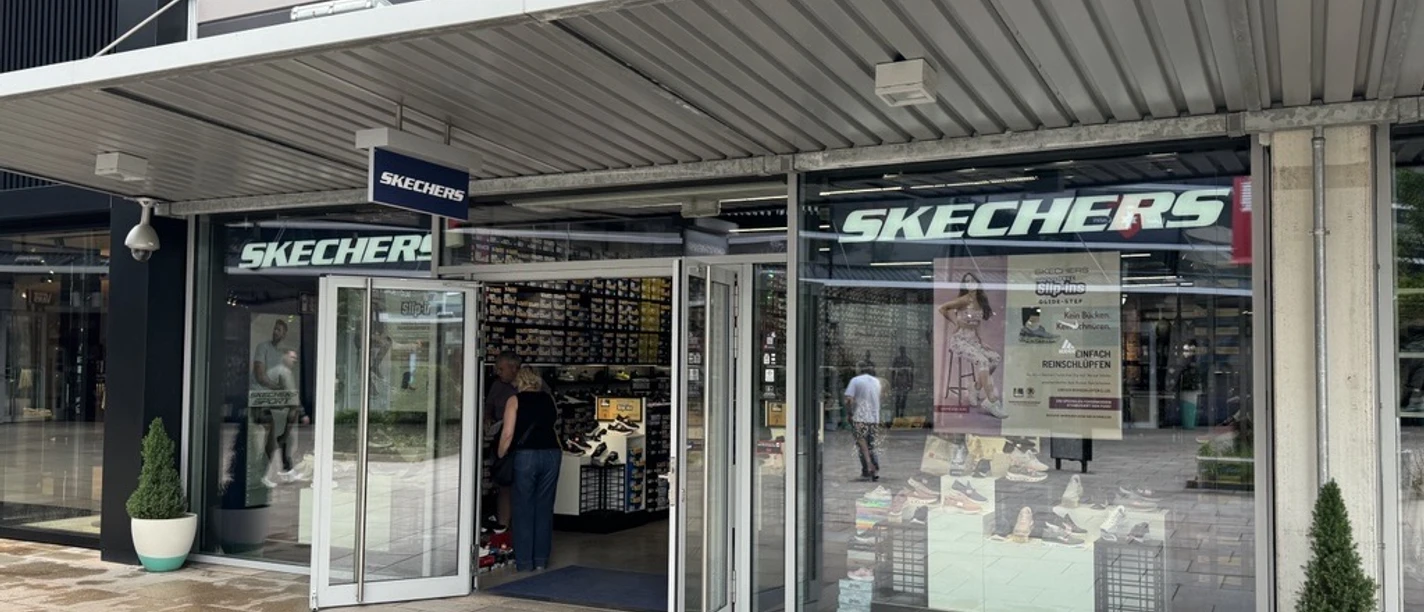 SKETCHERS Outlet Shop Außenansicht SKETCHERS Outlet Shop Außenansicht