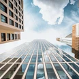 TaunusTurm - Außenansicht Blick nach oben zwischen Hochhäusern im Frankfurter Bankenviertel