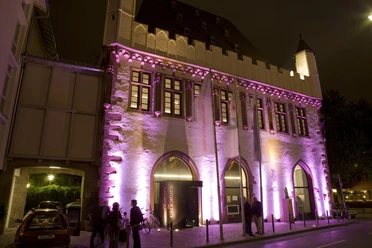 Caricatura Museum Frankfurt - Außenansicht Caricatura Museum bei Nacht, beleuchtete Fassade und Eingang
