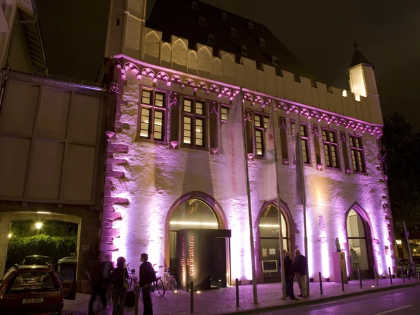 Caricatura Museum Frankfurt - Außenansicht Caricatura Museum bei Nacht, beleuchtete Fassade und Eingang
