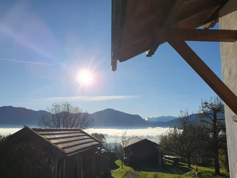 wunderbare Bergaussicht mit strahlender Sonne