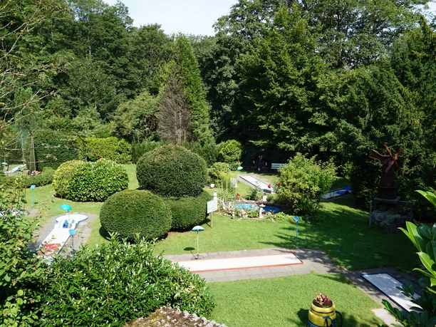 Minigolf Binder_02_Stadt Velbert_Lisa Krick.JPG Minigolfplatz in Velbert mit gepflegter, grüner Landschaft, bunten Hindernissen und schattigen Bäumen.