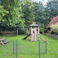 Spielplatz Luershoff Spielplatz Luershoff mit Kletterturm, Rutsche, Schaukeln und Picknicktisch auf grünem Rasen neben einem Fachwerkhaus