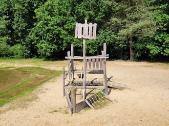 Badeteich_Steinbeck__03.jpg Holzspielgerät in Form eines Schiffes am Sandstrand des Badeteichs Steinbeck, umgeben von Bäumen