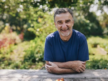 2-Sternekoch Johannes King in seinem Garten in Keitum