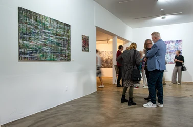 Kunstverein Arthouse - Blick in Galerie Blick in die Galerie des Kunstvereins Arthouse in Lübbecke mit Bild an Wand und Menschen im Gespräch