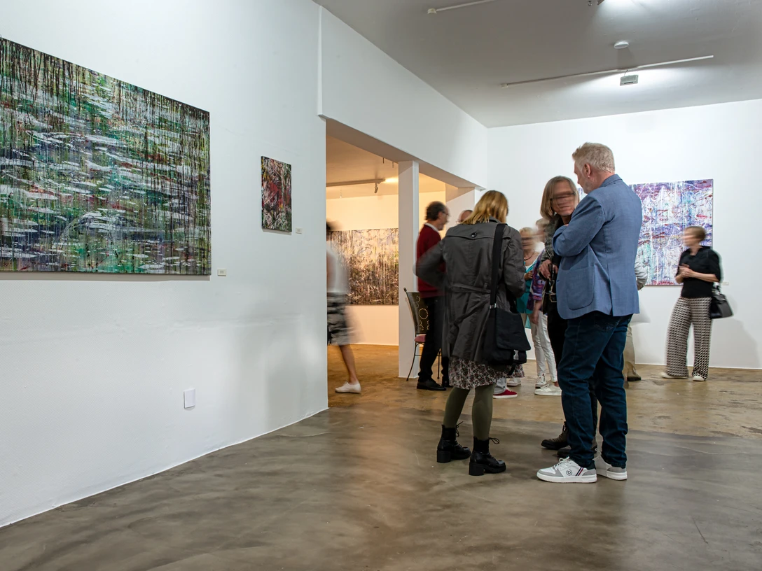 Kunstverein Arthouse - Blick in Galerie Blick in die Galerie des Kunstvereins Arthouse in Lübbecke mit Bild an Wand und Menschen im Gespräch